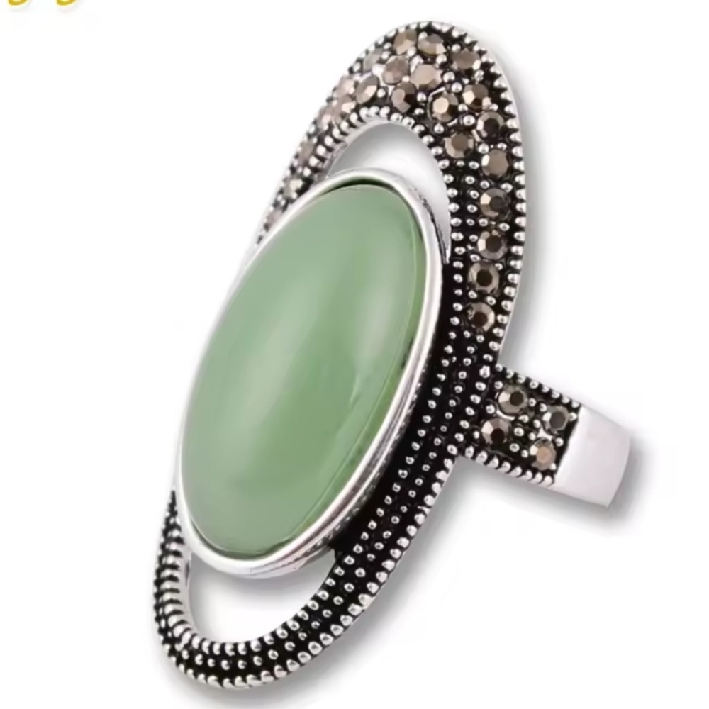 Elegant Vintage Jade  Silver and Green Oval Ring